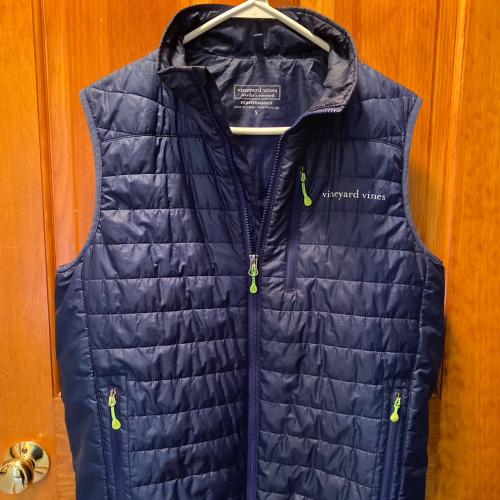 Vineyard Vines Adult Small Vest Navy w/green zipper pulls-Excellent condition.